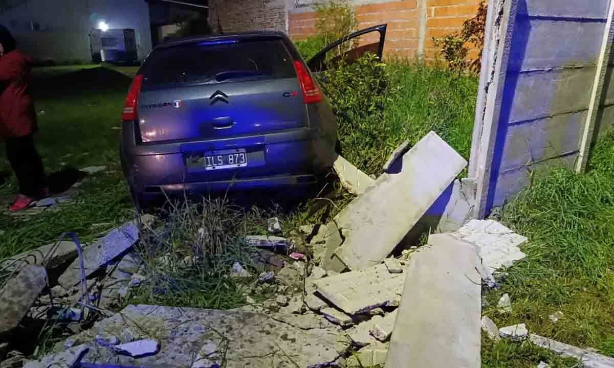 Persecución policial termina con auto chocado y dos detenidos