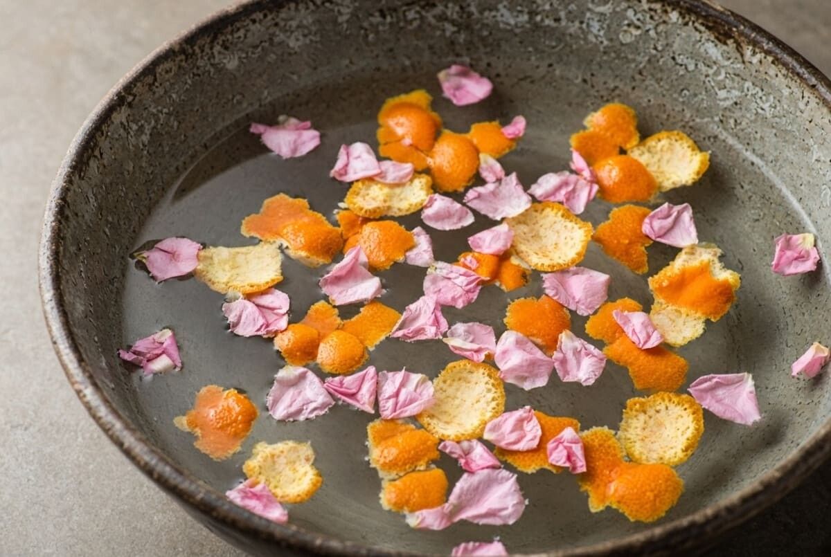 Cómo perfumar el hogar con pétalos de rosa y cáscaras de naranja