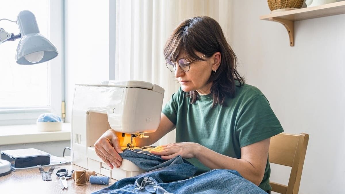 Aumenta la reparación de ropa usada por motivos económicos