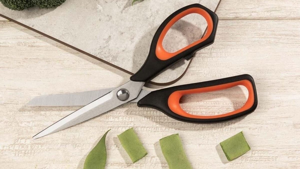 Cómo afilar tijeras en casa con una aguja de coser