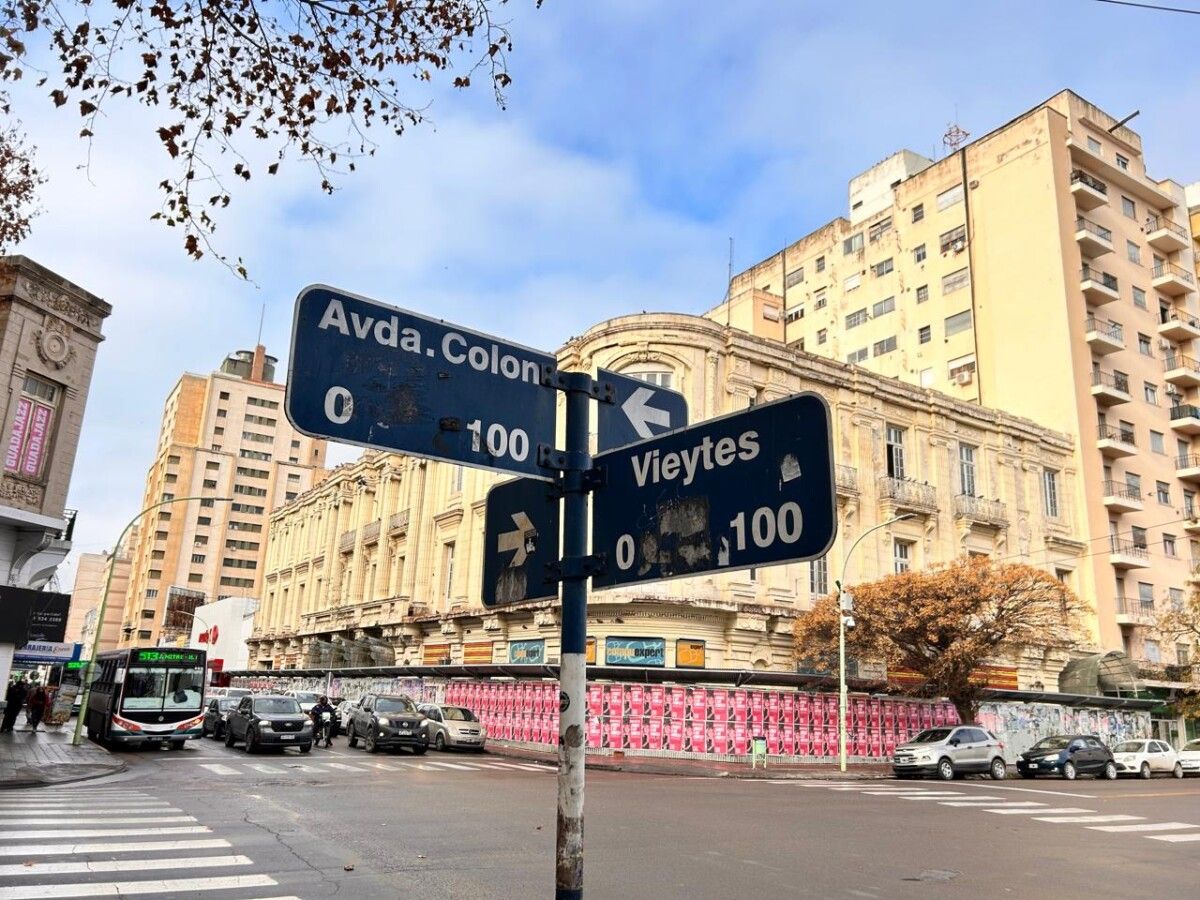Detienen a dos hombres por robarle a un no vidente en la calle