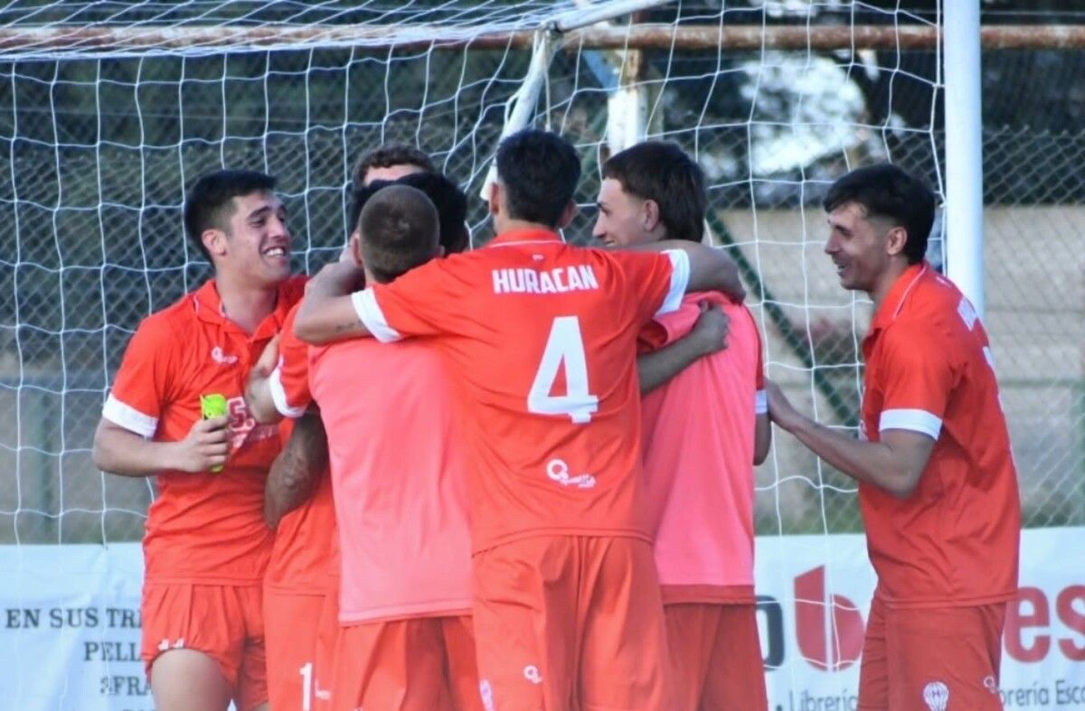 Huracán de Ingeniero White vence 2-1 a Sarmiento de Pigüé