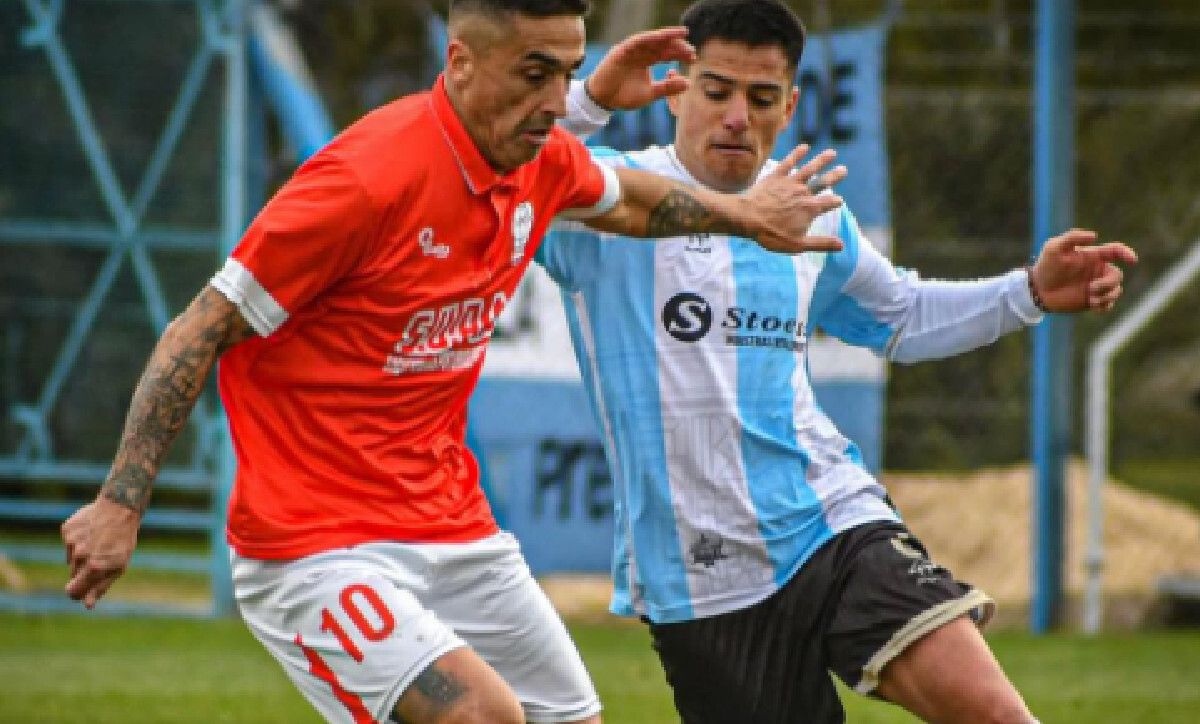 Huracán de Ingeniero White visita a Sarmiento en el Regional Amateur