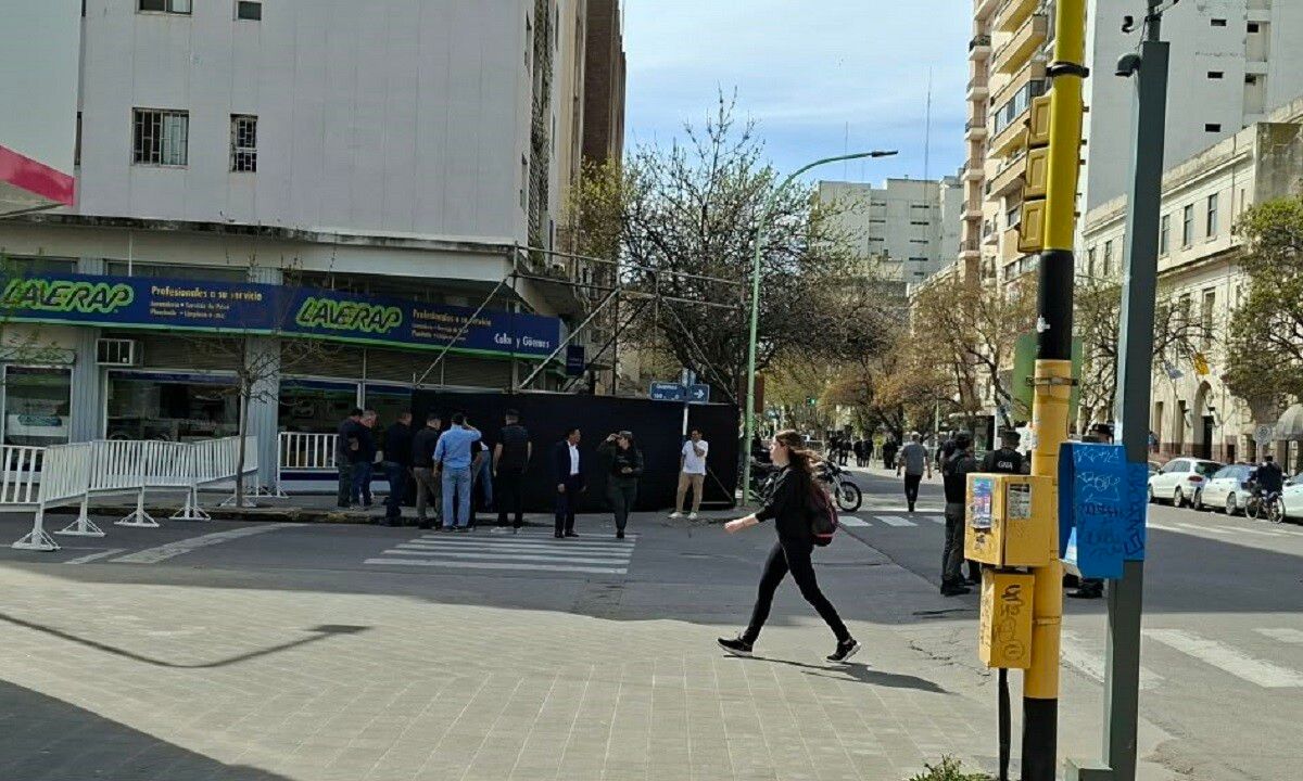 La Policía retira carteles de protesta antes de visita de Milei