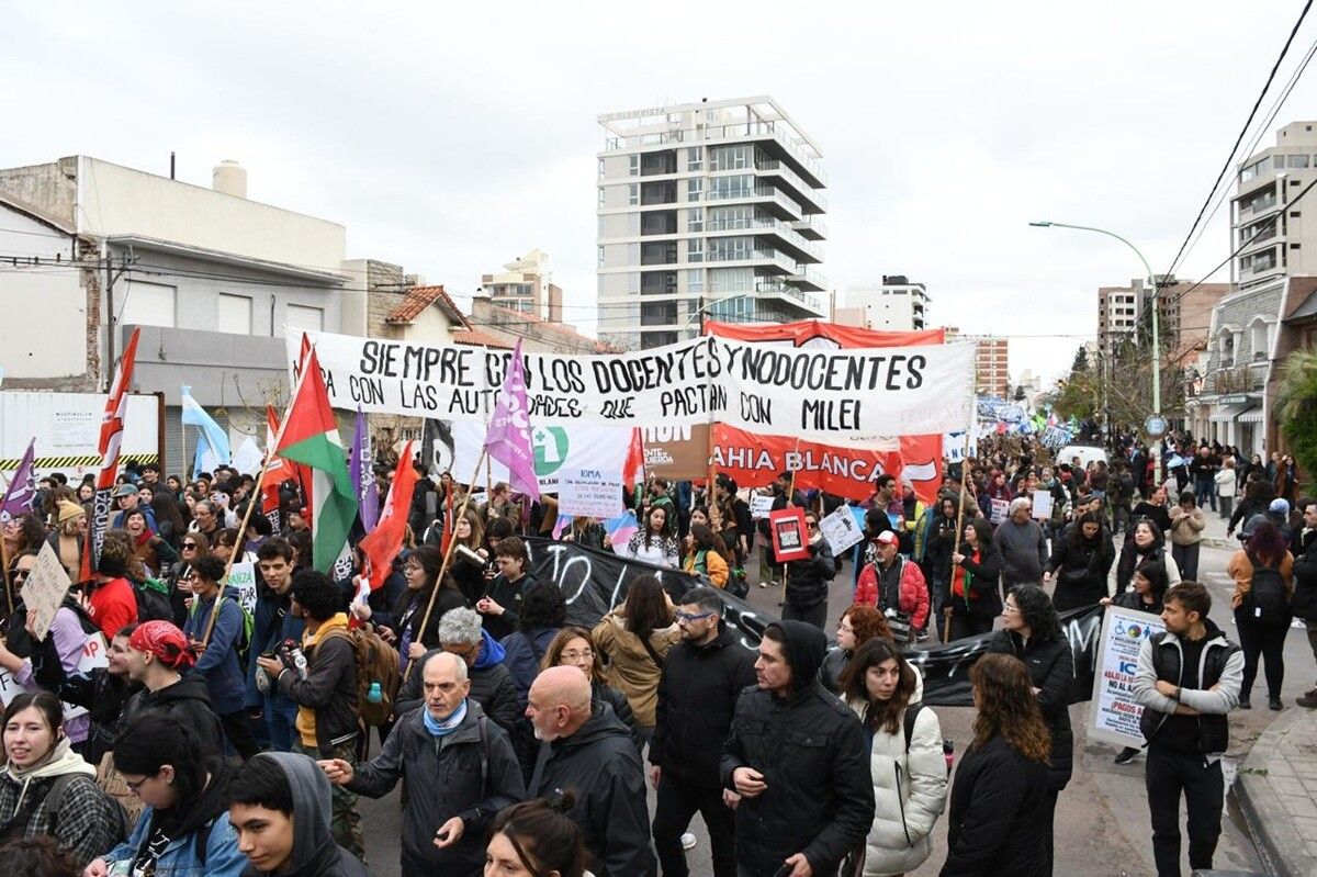 Marcha Federal Universitaria en Bahía Blanca por financiamiento