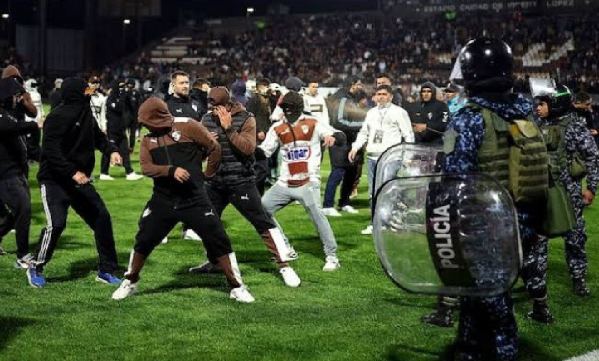 Violencia en el Estadio: hinchas de Platense invaden el campo