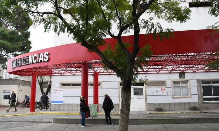 Mujer de 54 años cae de un edificio y sigue en terapia intensiva